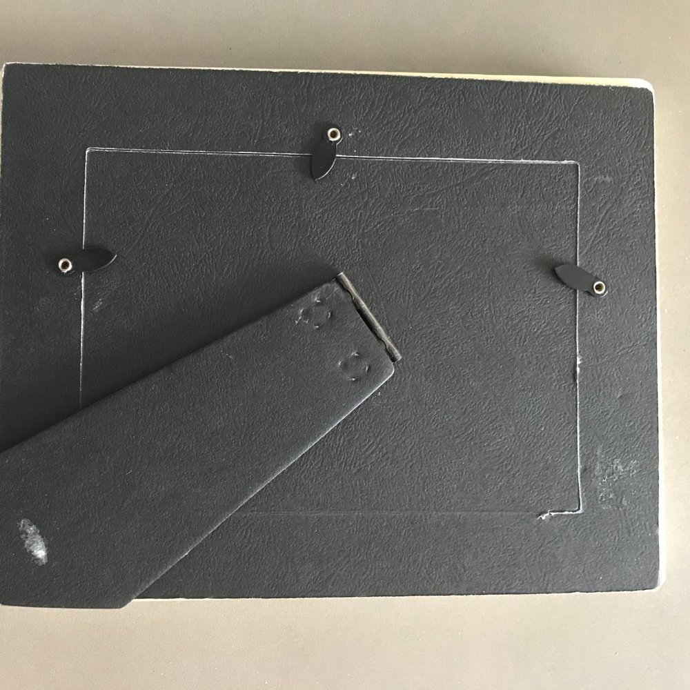 Picture frame for 5" x 7" size photo. - Picture 2 of 2